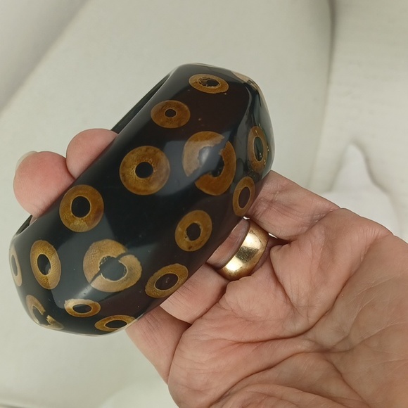 KJL Black Lucite & Golden Tan Bicone Knife Edge Stamped Bangle Bracelet - Picture 8 of 10